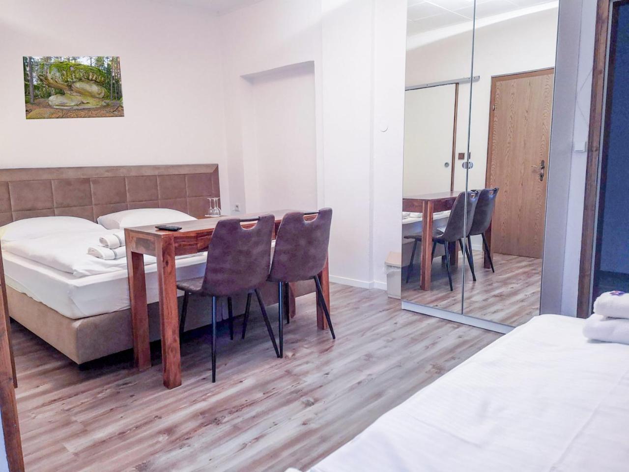 Pension Zum Meridianstein 그뮌트 외부 사진